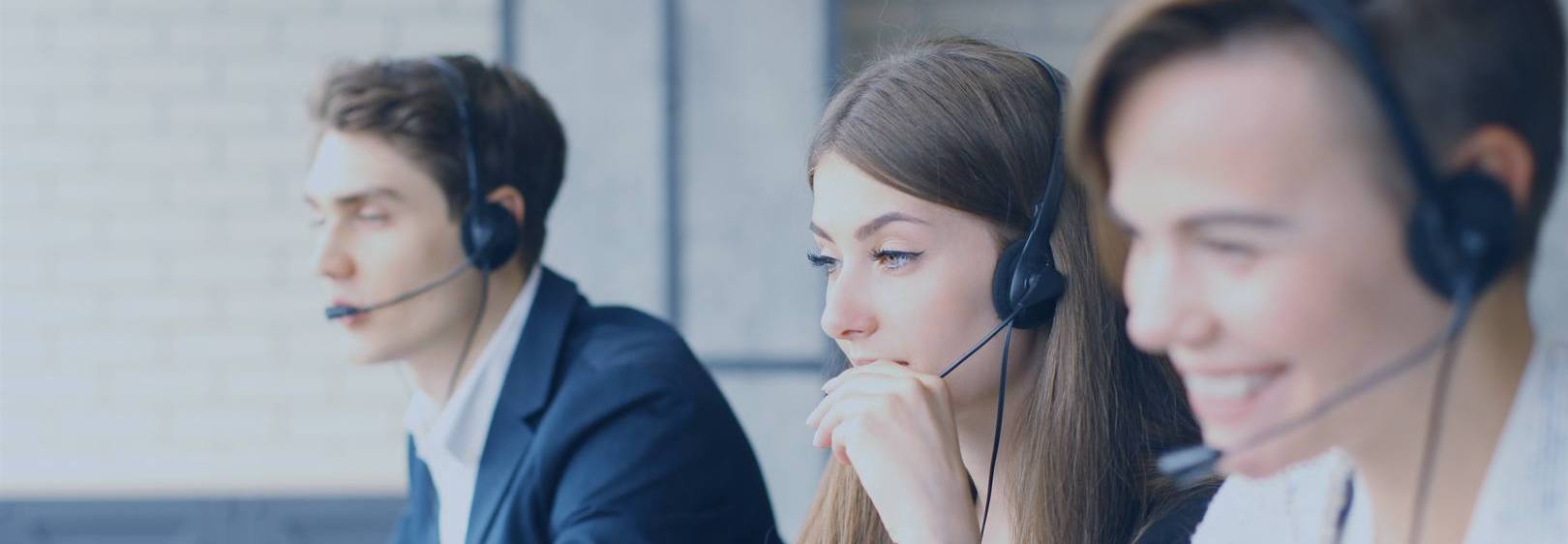 pracovníci zákazníckeho centra telefonujú