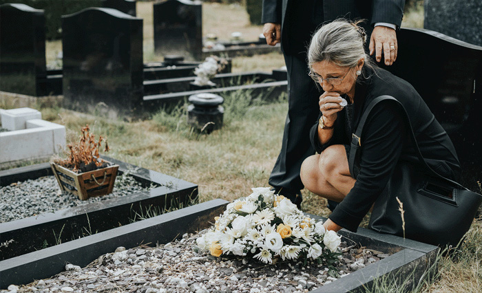 žena plače na pohrebe